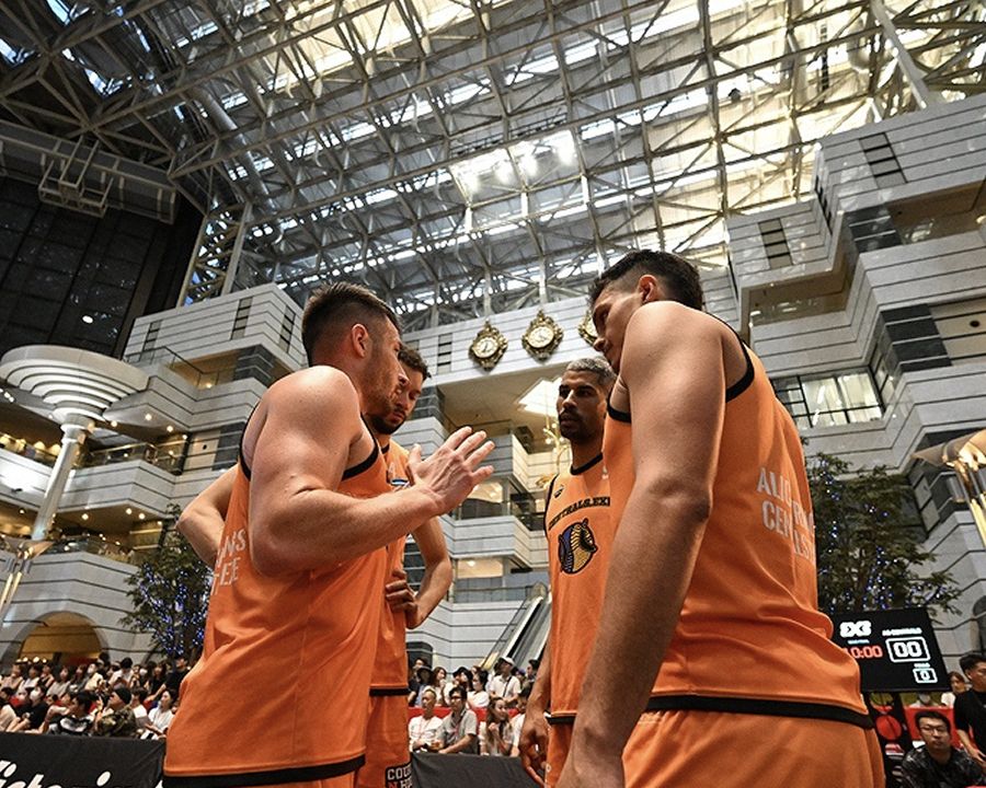 3x3 basketball team huddle